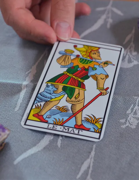 Carte le Mat tiré sur une table