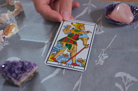 Carte le Mat tiré sur une table